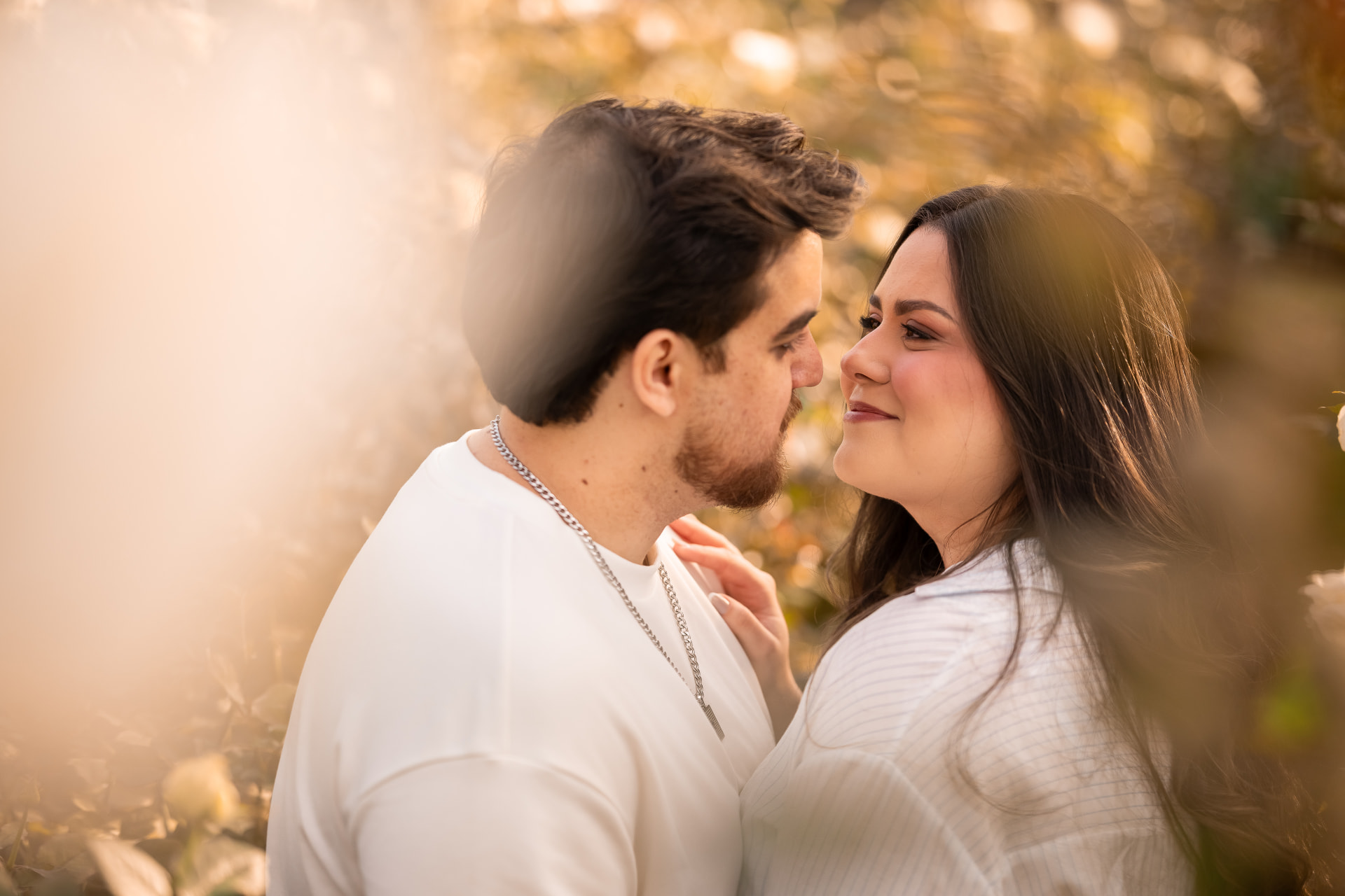 Close do casal se olhando de perfil